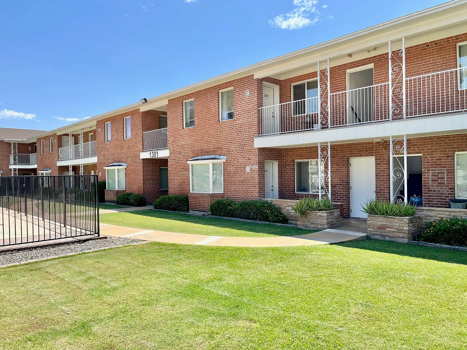 1 bed, 900 sqft, $1,195 — Photo 3