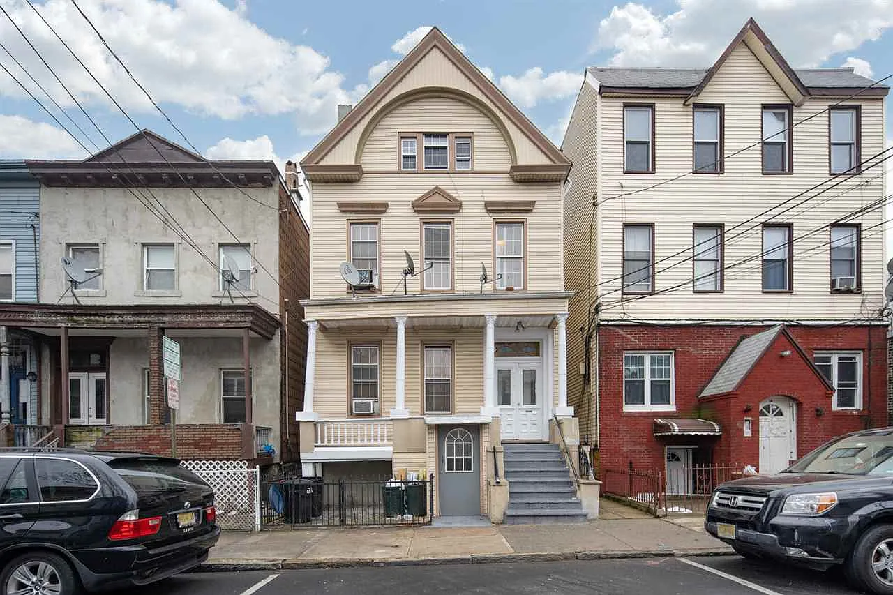 2 bed, 850 sqft, $2,100 — Photo 1