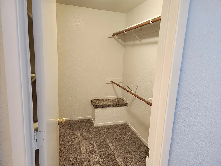 River Knolls Apartment — Photo 41