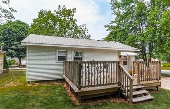 Spacious deck off back