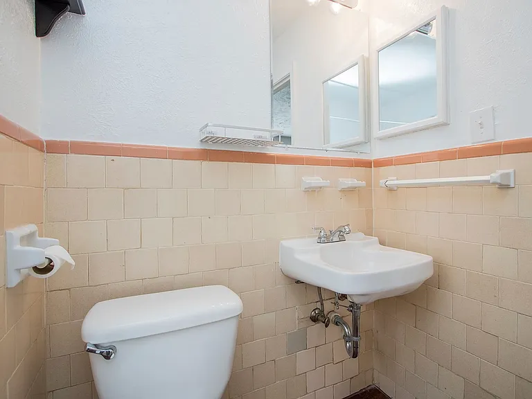 1419 Hyde Park — Photo 24