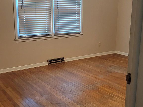 5th image of 927 W Superior St