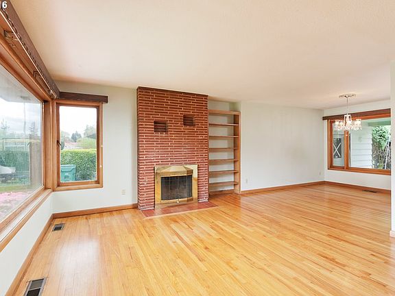 4th image of 4536 SE Washington St