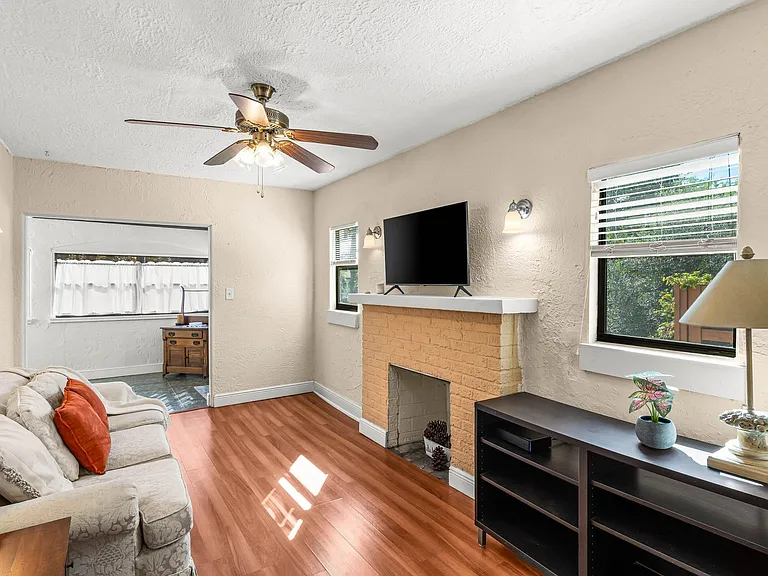 921 S M St — Photo 3