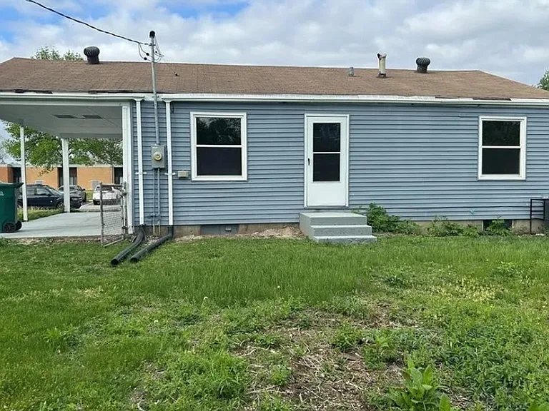 1511 Andrews Dr — Photo 2