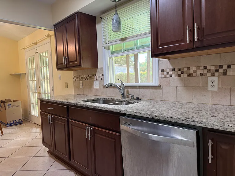 403 Meadowbrook Dr — Photo 7