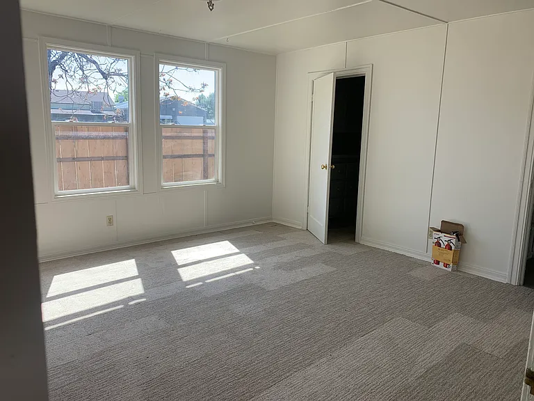 1027 Locust St — Photo 13