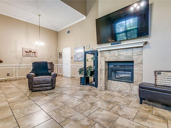 3rd image of 313 Pebblebrook Ln