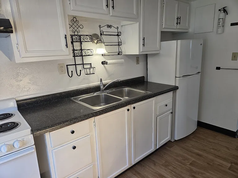 130 Karen St #4 — Photo 4