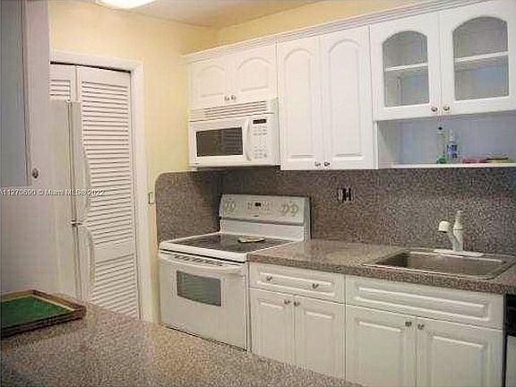 3rd image of 140 Lakeview Dr APT 310