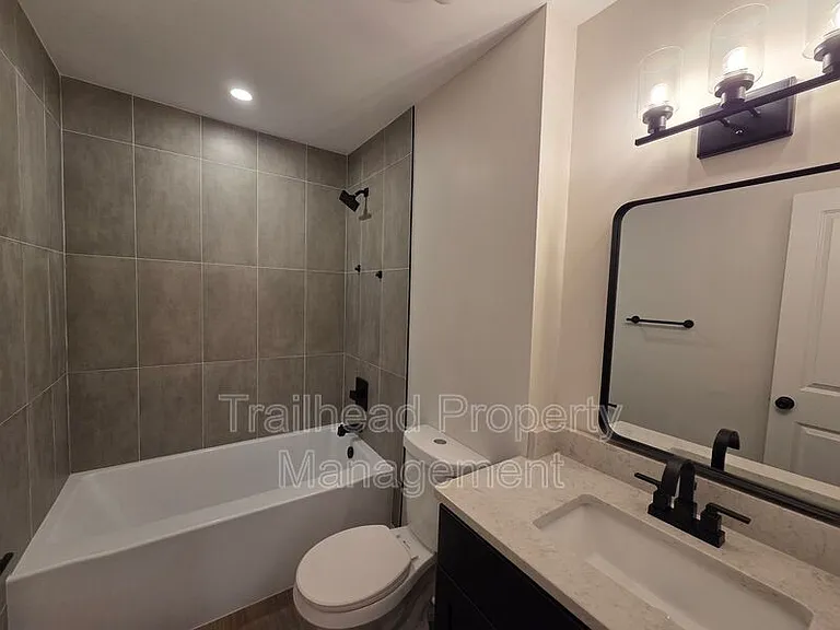 1107 W 40th St #1 — Photo 11