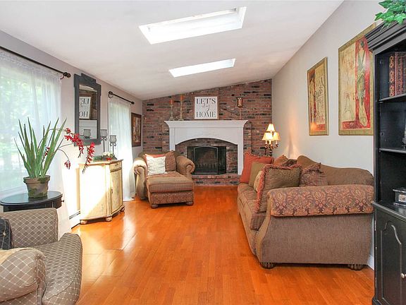 3rd image of 23 Circledale Ln