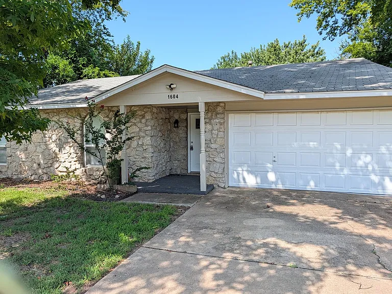 1604 S Redbud Pl — Photo 1