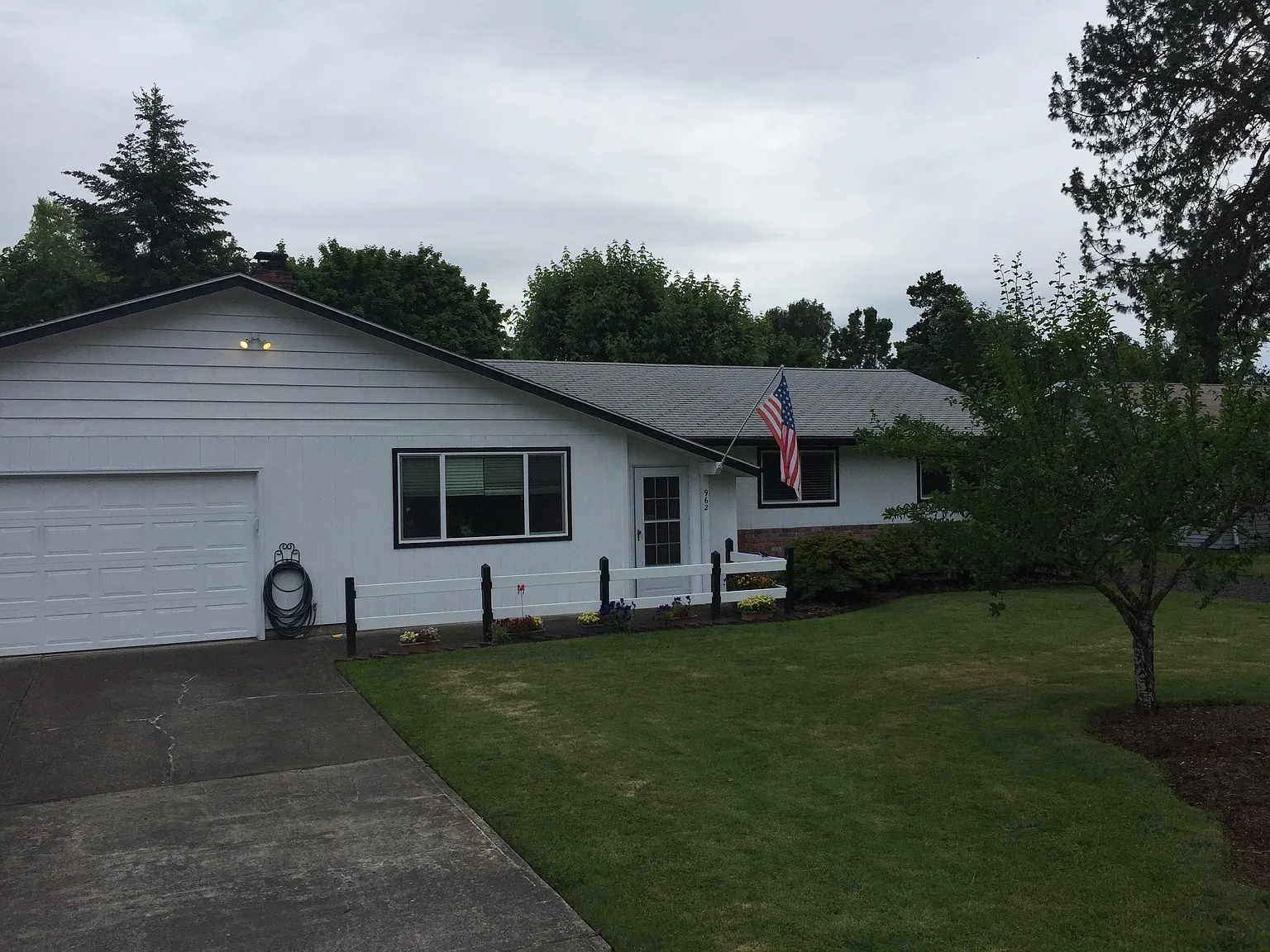 962 NE Sunrise Ln photo 1