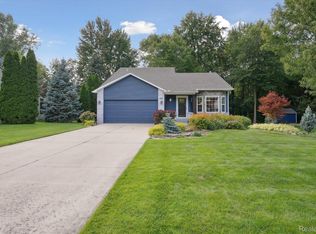 250 Cove View Dr, Waterford, MI 48327