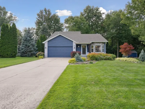 250 Cove View Dr, Waterford, MI 48327