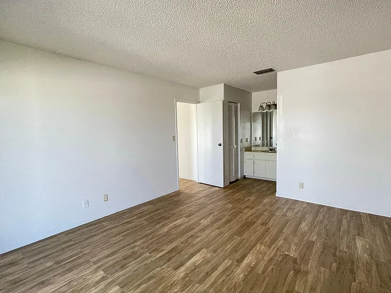 81 Emerald Ct — Photo 7