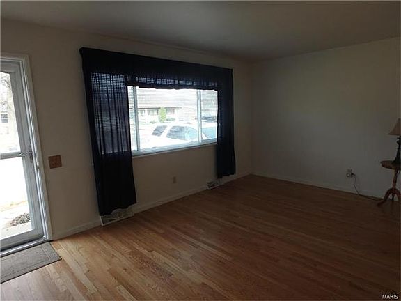 3rd image of 1380 Bobolink Dr