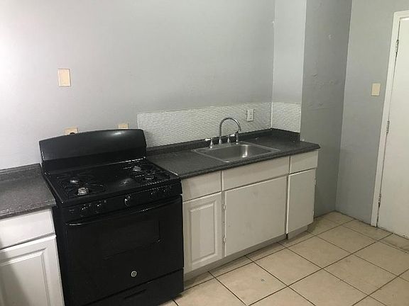 3rd image of 1409 W Woodlawn Ave APT 6