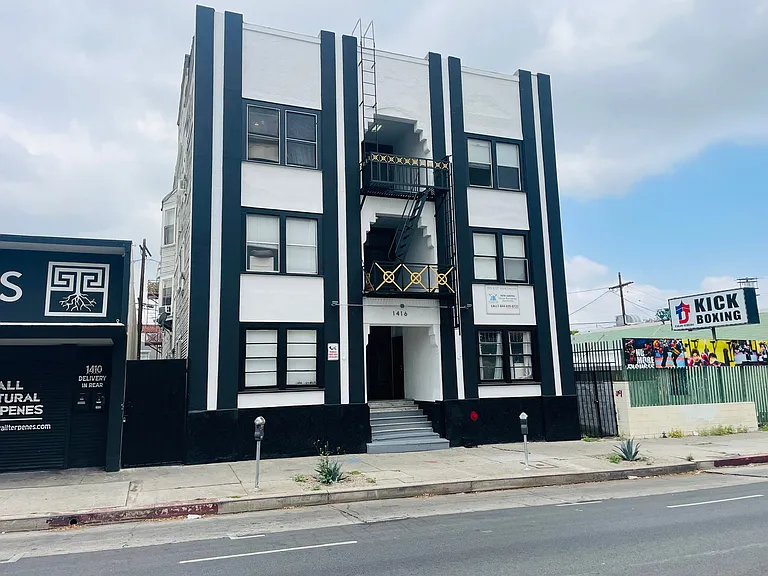 The Ritz Apartments — Photo 2