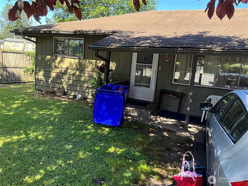 3rd image of 9618 Holly Drive