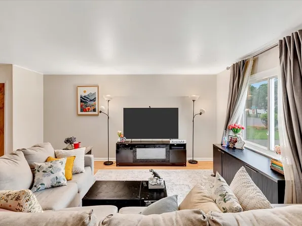26A Knauf Ln, Albany, NY 12211