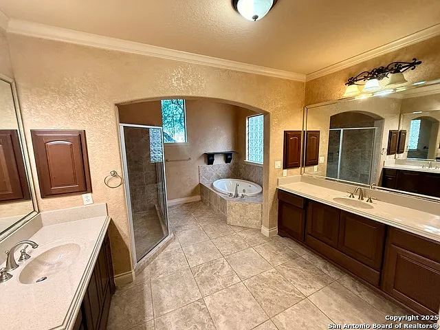 215 Evans Oak Ln — Photo 16