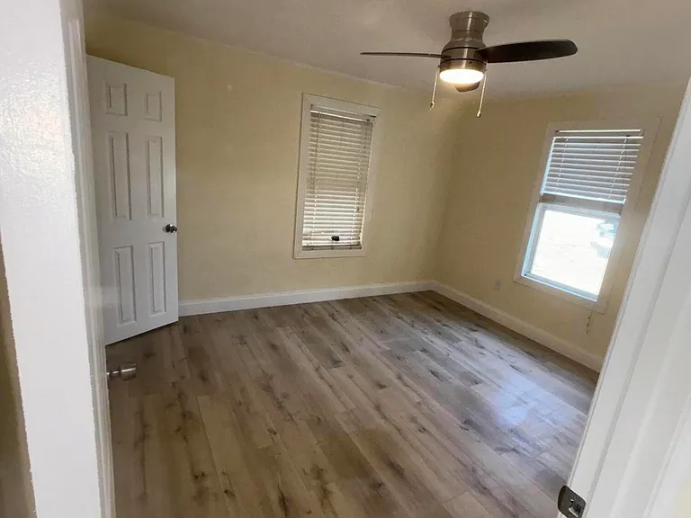 1717 Linwood Ave — Photo 2