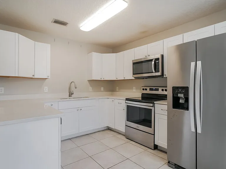 1040 W 7th St — Photo 8