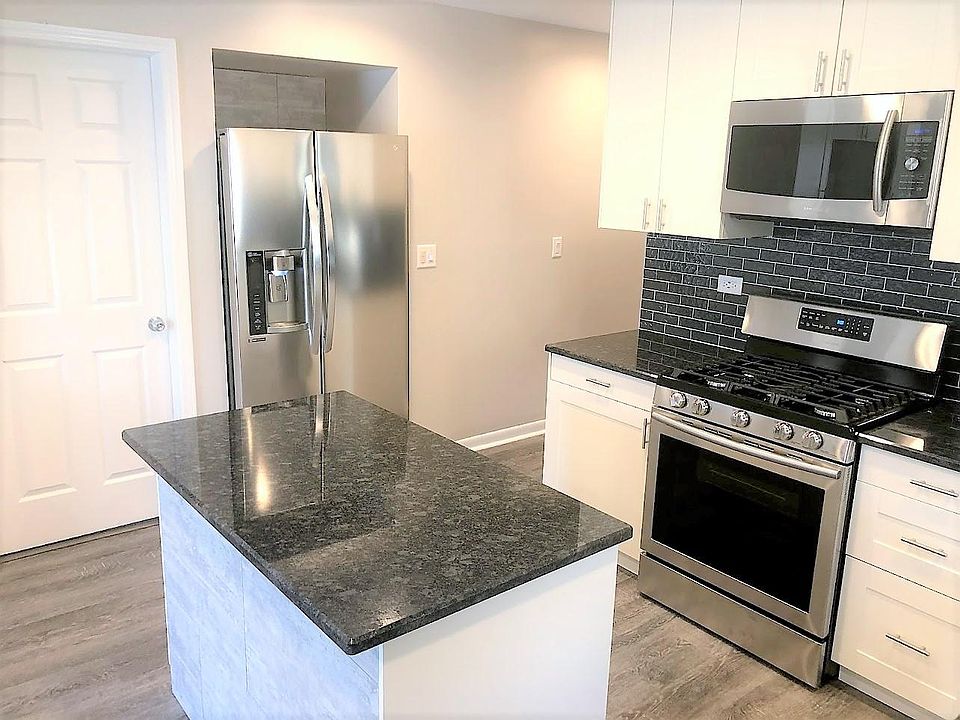 1st image of 6729 N Oxford Ave Floor 1