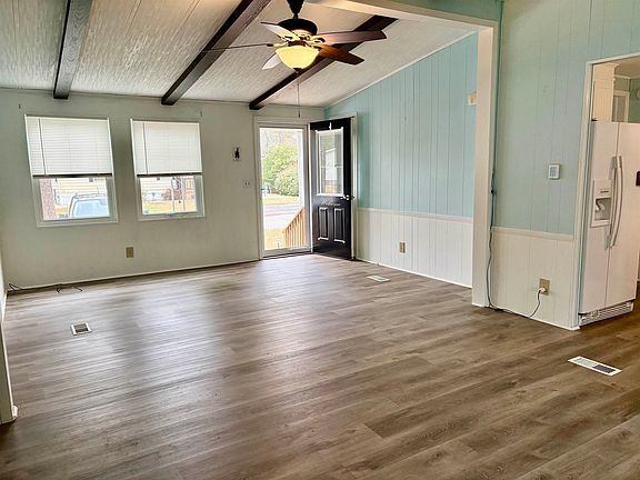 3rd image of 825 Richmond Trail