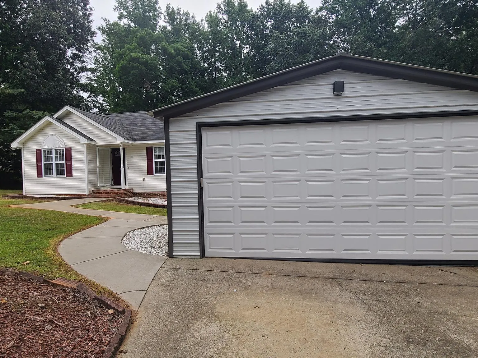 3 bed, 1355 sqft, $1,950 — Photo 2