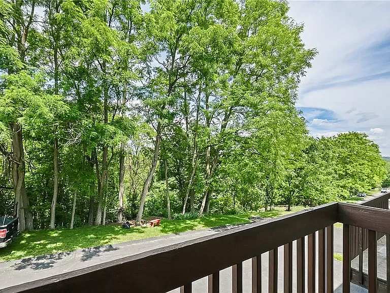 208 Meadowview Dr — Photo 12