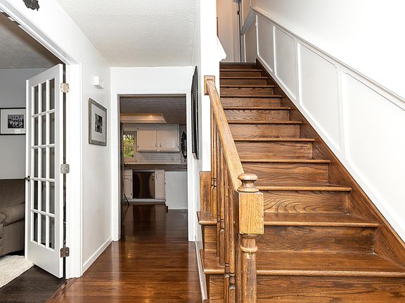 2nd image of 10046 Oxford Dr