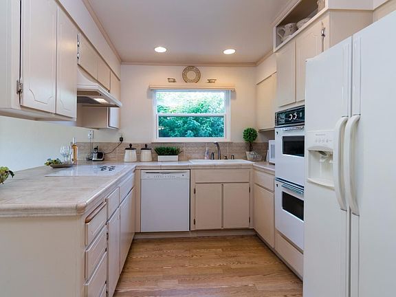 4th image of 51 Welker Ct