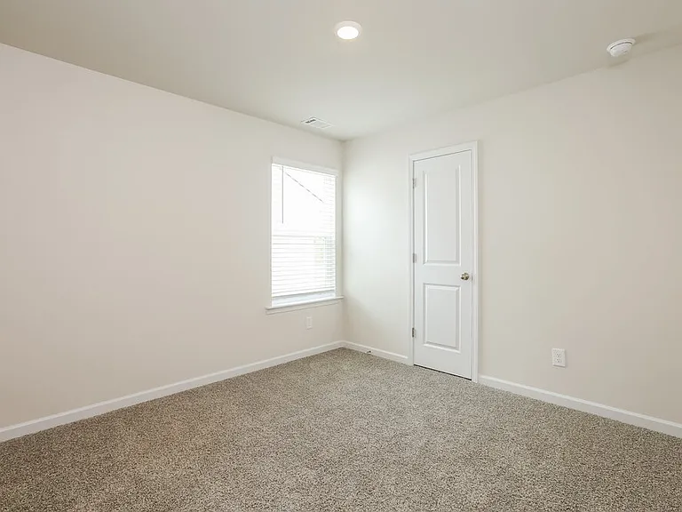 658 Mackenzie Cv — Photo 14