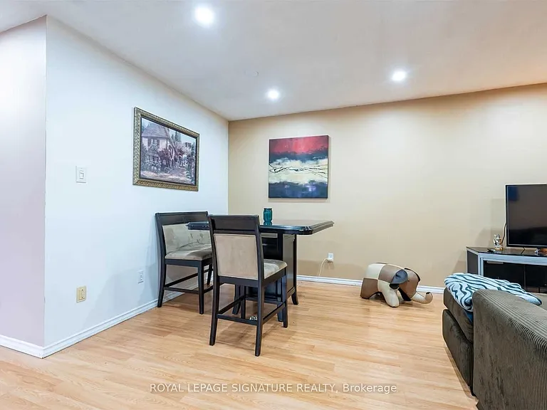 52 Buchanan Cres — Photo 2