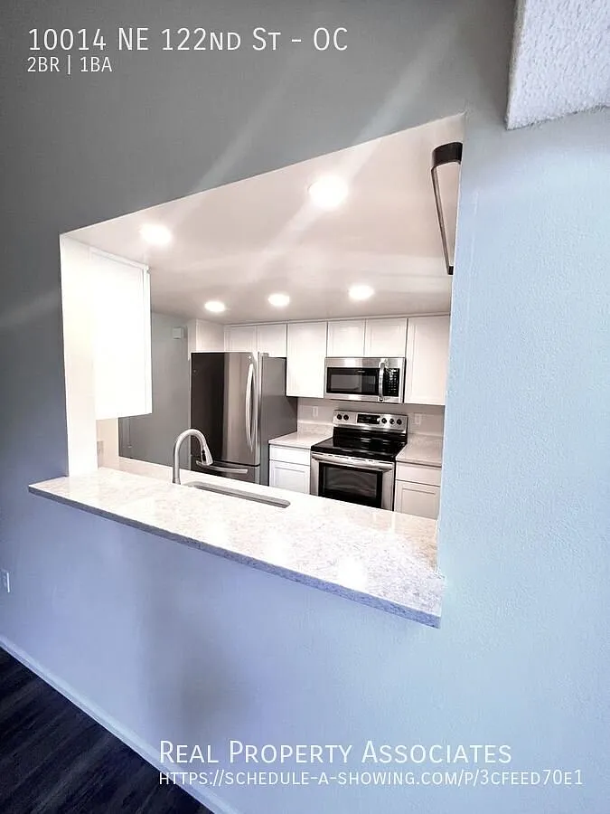 Beautiful 2 Bedroom Kirkland Condo — Photo 3