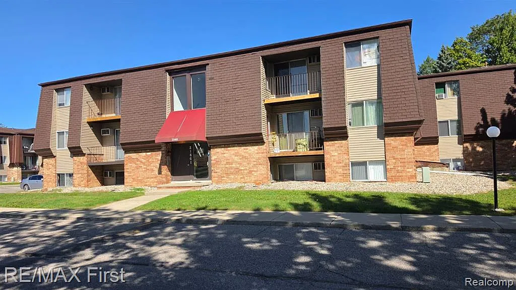 1 bed, 1.0 bath, 749 sqft, $1,000 — Photo 1