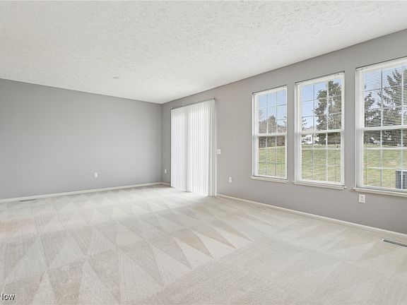 3rd image of 33182 Fairport Dr