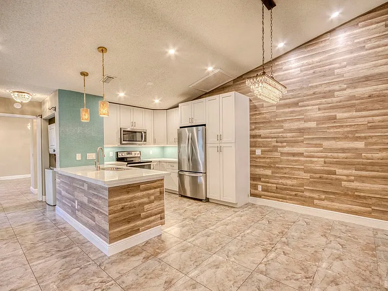 9109 SW 21st St E — Photo 2