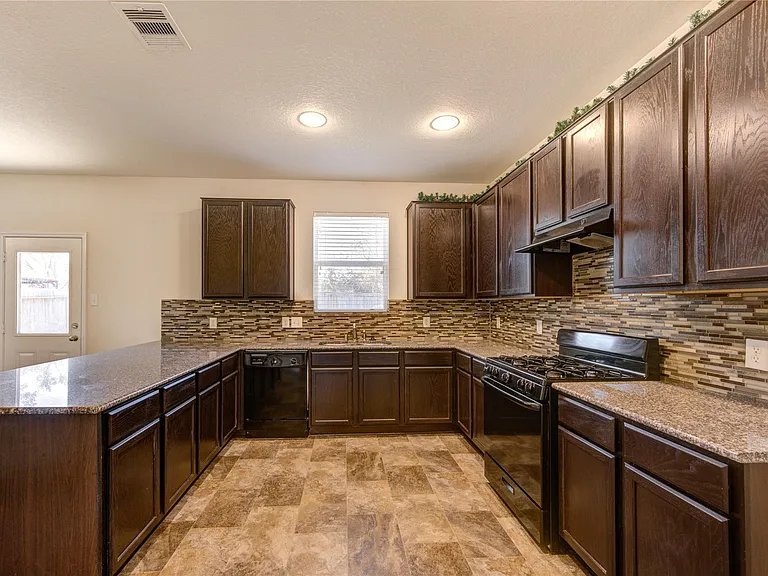 10907 Woodland Leaf Ln — Photo 4