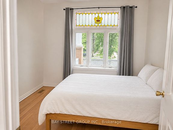 5th image of 586 Huron St