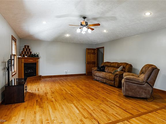 5th image of 220 Greenbrier Ln