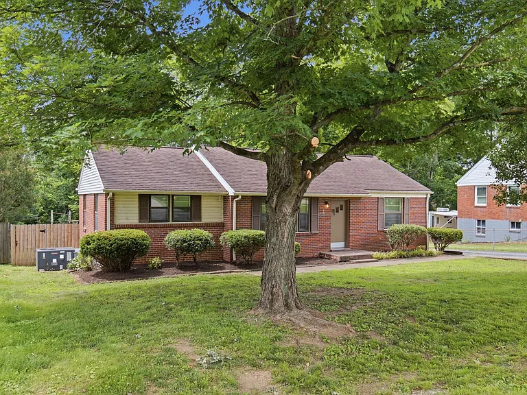 2923 Dunmore Dr — Photo 4
