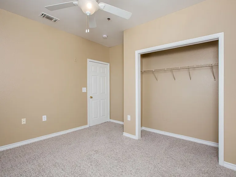Lago Vista Apartments — Photo 22