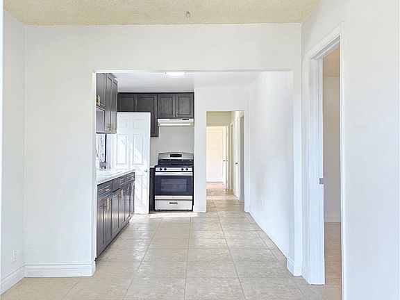 3rd image of 10529 Grape St