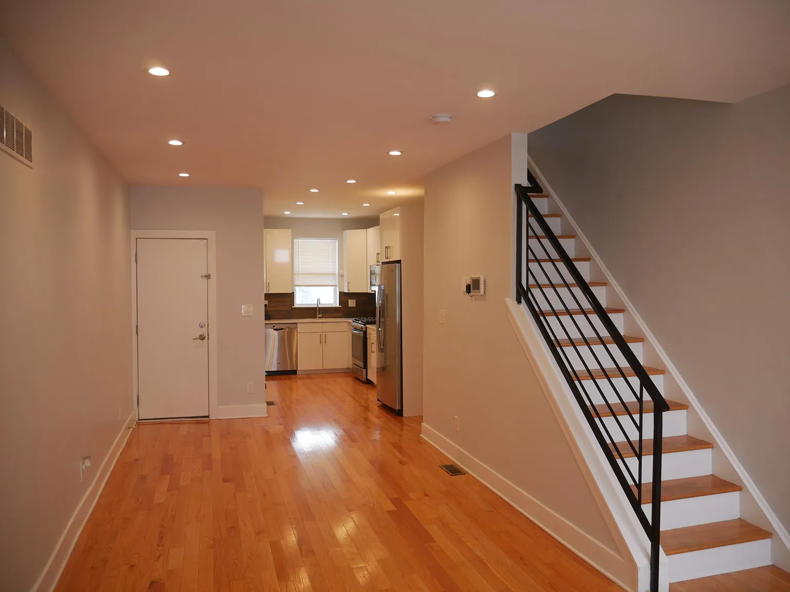 3825 Mount Vernon St — Photo 3