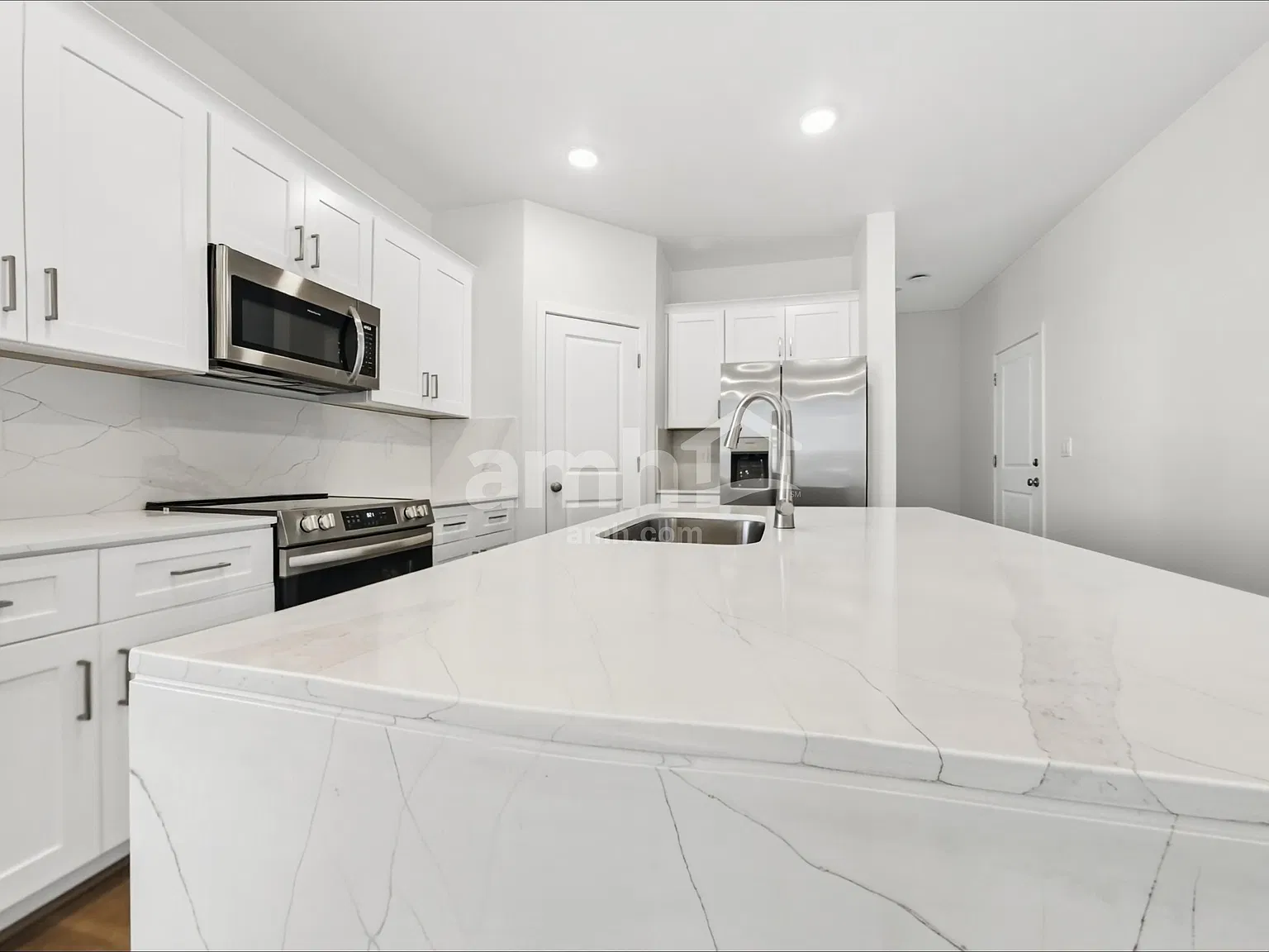 3 bed, 2.5 bath, 1718 sqft, $1,925 — Photo 3
