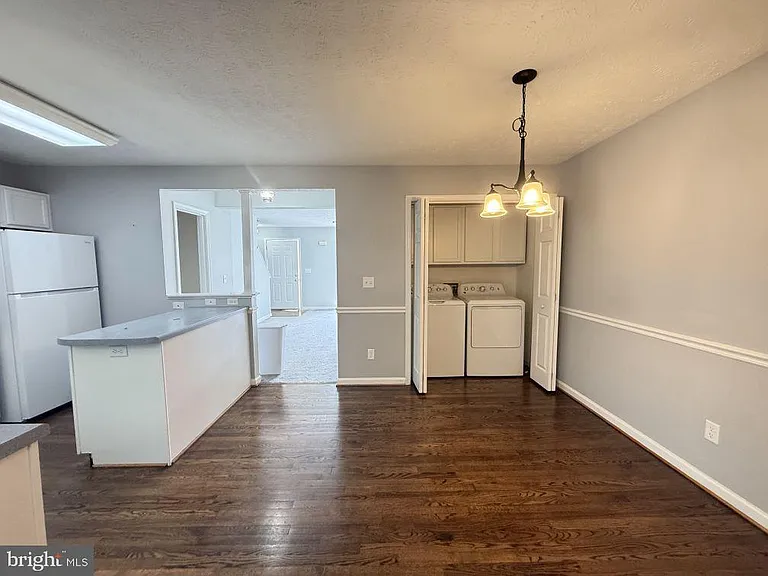 301 Sutton Ct — Photo 7